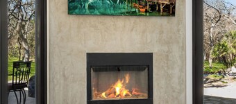 Luxury retreat in prime location close to entertainment, restaurants & shopping