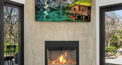 Luxury retreat in prime location close to entertainment, restaurants & shopping