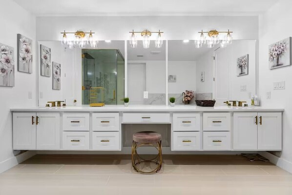 Dusche, Haartrockner, Bidet, Handtücher