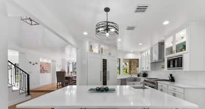 Luxury retreat in prime location close to entertainment, restaurants & shopping