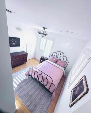 4 habitaciones, tabla de planchar con plancha, wifi y ropa de cama 