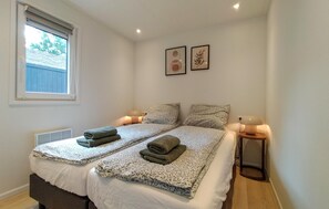 2 bedrooms, travel crib, free WiFi, bed sheets