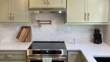 冷蔵庫、電子レンジ、オーブン、コンロ