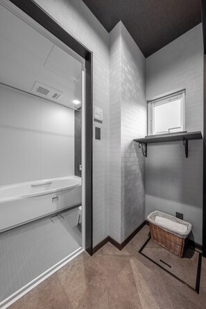 Toalettartikler (inkludert), hårføner, tøfler og bidé