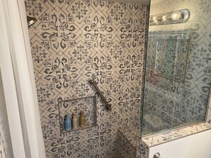 Haartrockner, Handtücher, Seife, Shampoo