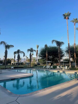 Una piscina al aire libre