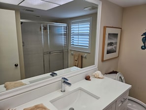 Hair dryer, towels, soap, toilet paper - Gated, 2-bedroom condo in brilliant Naples overlooking the 9th tee (Naples)