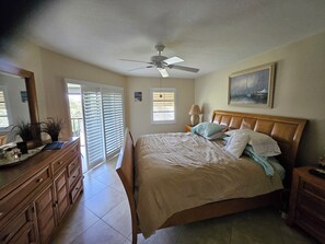 2 bedrooms, iron/ironing board, WiFi, bed sheets - Gated, 2-bedroom condo in brilliant Naples overlooking the 9th tee (Naples)