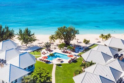 3-Bedroom Oceanview Condo + Pool for 7 Guests Directly on Seven Mile Beach