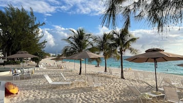 En la playa, camastros y toallas de playa