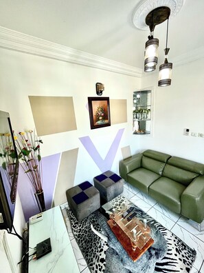 Smart TV - Studio B4 Fustel City, Bonamoussadi Santa Lucia, WiFi, canal, well, janitor  (Douala)