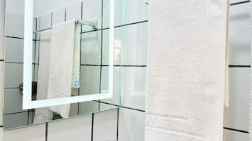 Bidet, Handtücher, Toilettenpapier