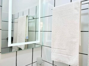 Bidet, towels, toilet paper - Studio B4 Fustel City, Bonamoussadi Santa Lucia, WiFi, canal, well, janitor  (Douala)