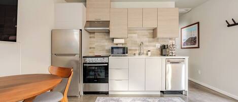 Réfrigérateur, four à micro-ondes, un four, surface de cuisson