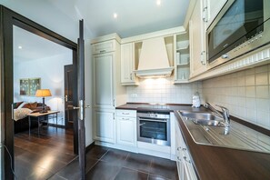 Fridge, microwave, oven, stovetop - Vacation apartment KM1 "Seeadler" - 2-room apartment with one bedroom in a quiet location (Klein-Müritz)