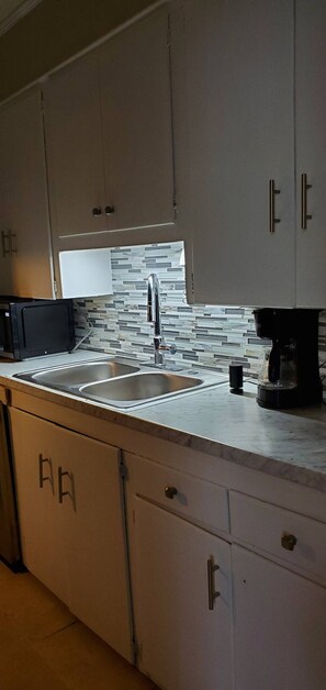 Køleskab, mikrobølgeovn, ovn, kogeplade