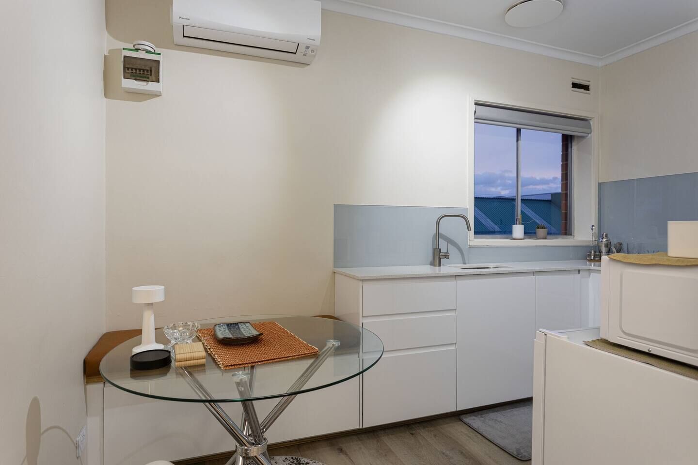 Jääkaappi, mikroaaltouuni, liesi, keittoastiat/astiat/ruokailuvälineet