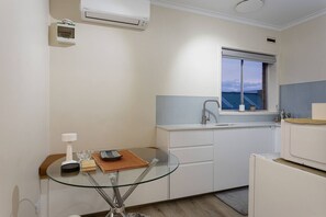 Frigorifero, microonde, piano cottura, pentole/stoviglie/utensili