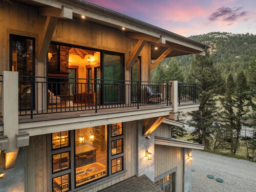 MTNLUX One of a Kind Fire Tower Big Sky with Hot Tub, Sauna Fitness/Game Room.