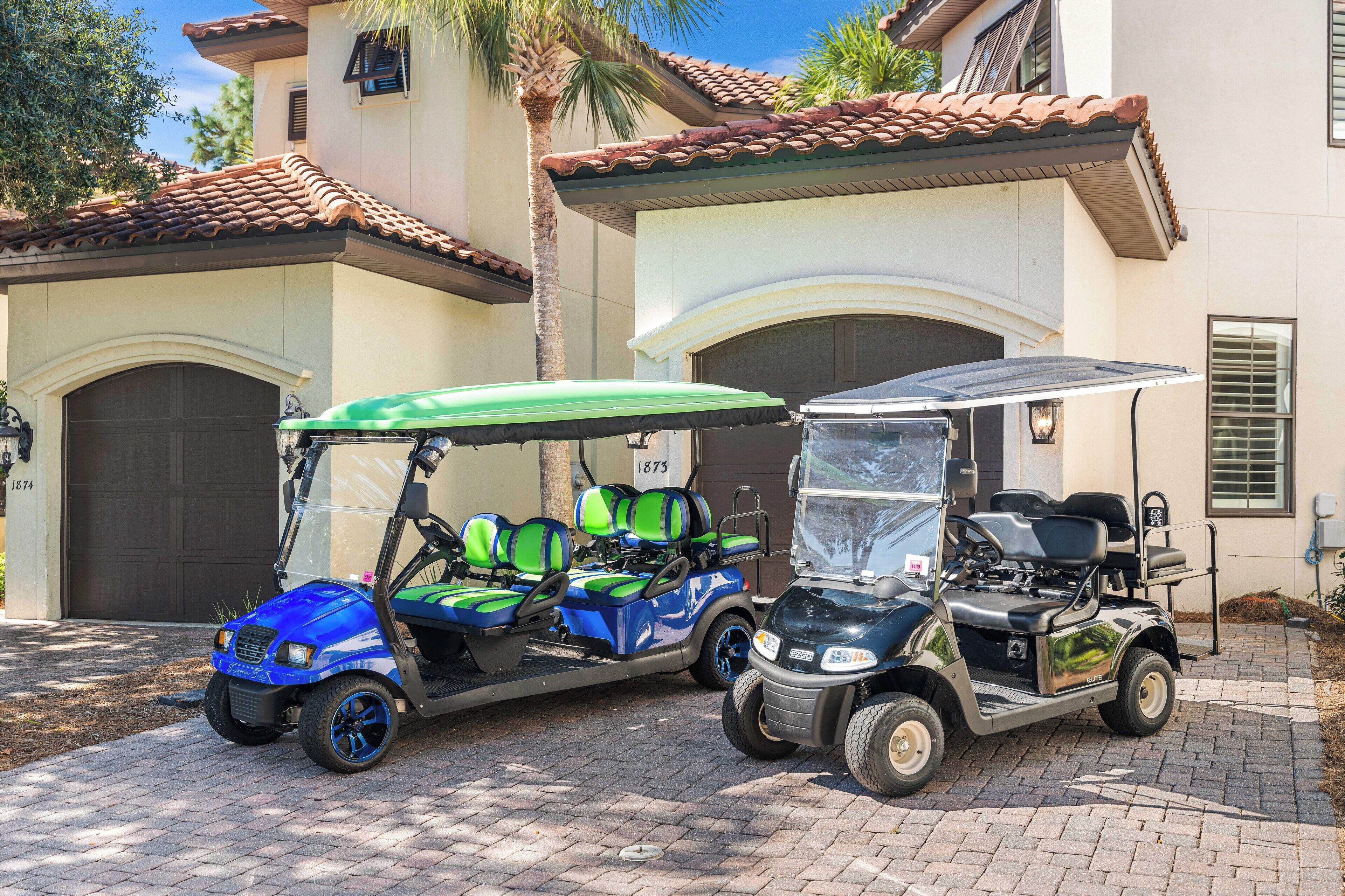 Zwei Golfcarts vor einem Gebäude mit einem Ziegeldach und Rundbogenfenstern.