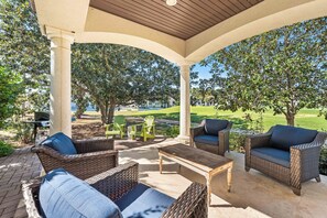 Terrace/patio - 2 Golf Carts☀️ New Bunks | *Heated Pool | Beach Equip | 2 Bikes | Golf View ☀️ Sandestin (Miramar Beach)