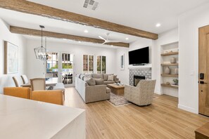 Smart TV, fireplace
