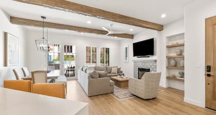 (L75) Newly Renovated Single Story Townhome with Gorgeous Views, sleeps 8