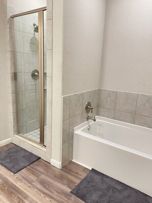 Bidet, serviettes fournies, savon, papier toilette
