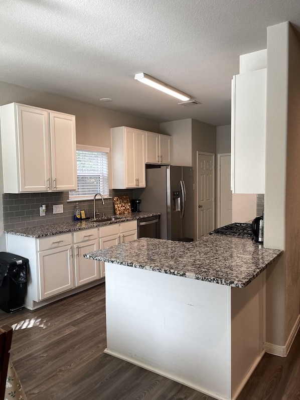 Kylskåp, mikrovågsugn, ugn och spishäll