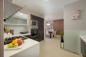 Frigorifero, microonde, forno, piano cottura