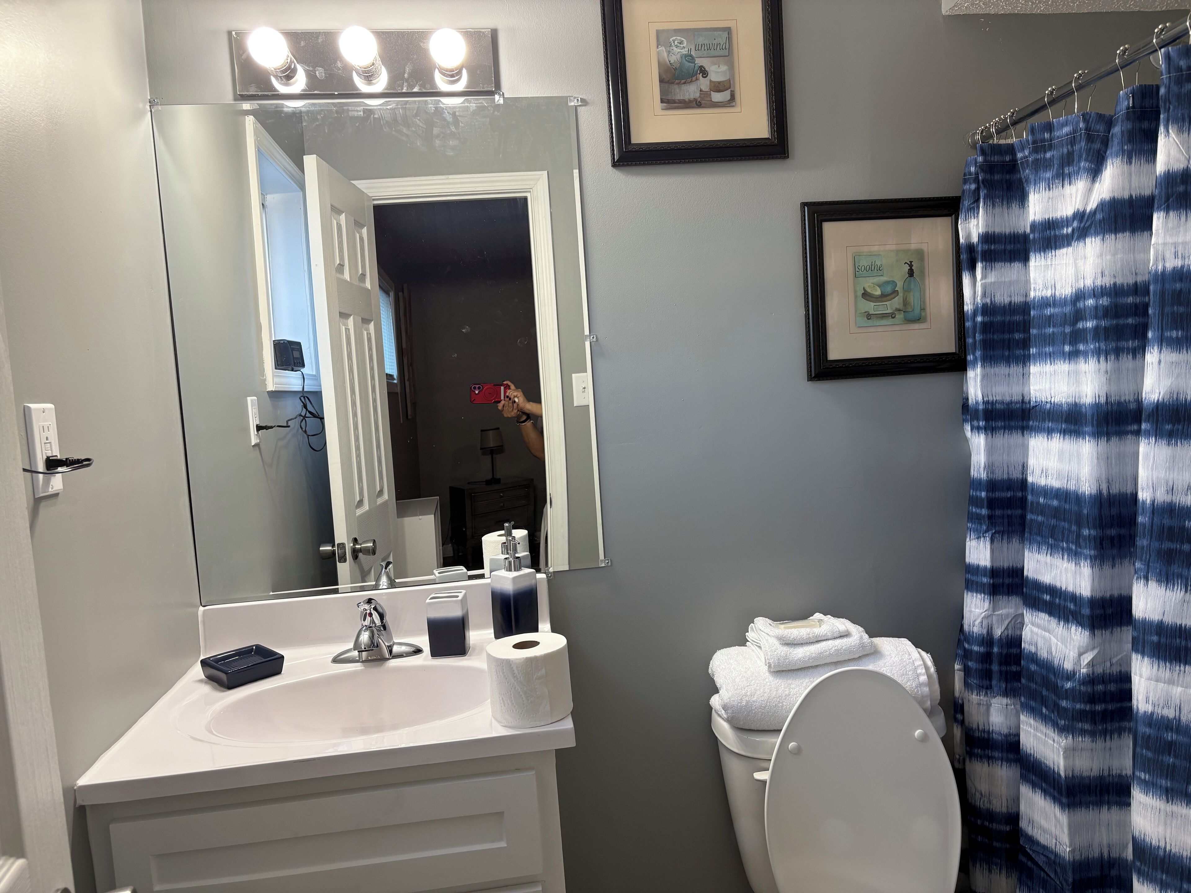 Sèche-cheveux, serviettes fournies, savon, shampoing