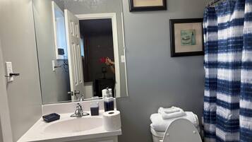 Sèche-cheveux, serviettes fournies, savon, shampoing