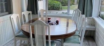 Charming 4-bedroom cottage in Lakeside with WiFi and AC