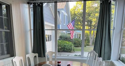 Charming 4-bedroom cottage in Lakeside with WiFi and AC