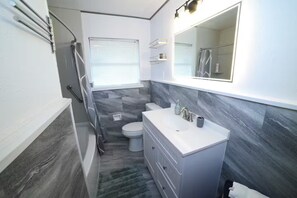 ヘアドライヤー、タオル、石鹸、トイレットペーパー