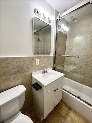 ヘアドライヤー、タオル、石鹸、トイレットペーパー