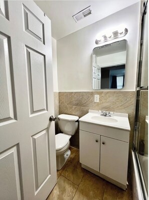 Secadora de cabello, toallas, jabón, papel de baño 
