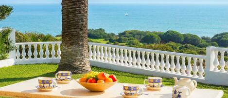 تناول الطعام بالخارج