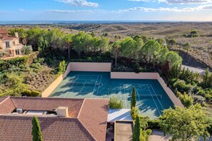 Sports court - Discover luxury at our 3-Bedroom Linked Villa with communal pool access (Vila Nova de Cacela)