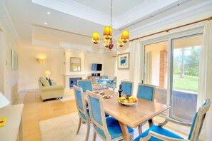 Dining - Discover luxury at our 3-Bedroom Linked Villa with communal pool access (Vila Nova de Cacela)