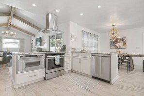 Refrigerador, microondas, horno, placa de cocina