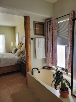 4 habitaciones, escritorio, tabla de planchar con plancha y wifi