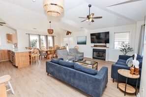 TV, fireplace, DVD player - Oceanside, Close to beach, Priv Pool, Pool Table, Hot Tub- WC842, Salty Horse (Corolla)