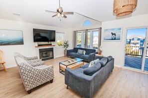 TV, fireplace, DVD player - Oceanside, Close to beach, Priv Pool, Pool Table, Hot Tub- WC842, Salty Horse (Corolla)