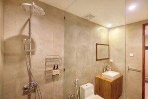 Villa, Balkon, Meerblick | Badezimmer | Dusche, Handtücher, Seife, Shampoo