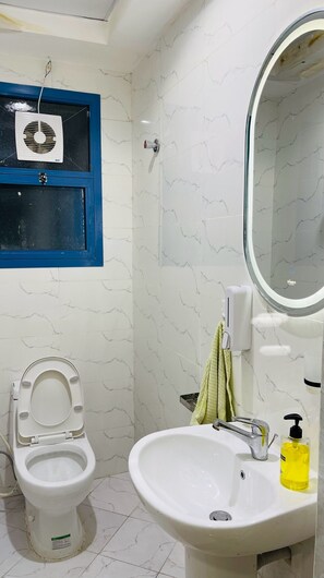 Douche, sèche-cheveux, serviettes fournies, savon