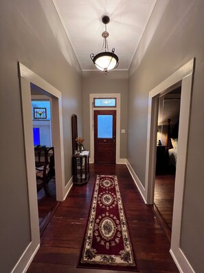 3 bedrooms, iron/ironing board, free WiFi, bed sheets - The Moss House! 1900's Victorian House in Lake Charles (Lake Charles)