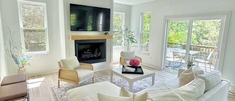 Smart TV y chimenea
