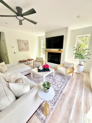 Una Smart TV, una chimenea