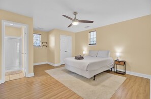 4 slaapkamers, een bureau, een strijkplank/strijkijzer, gratis wifi